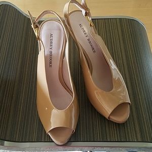 Platform sandals. Beige patent leather